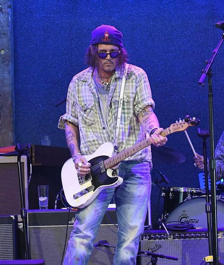 johnnydeppvipp's tweet photo. Doing what I love doing, I love you all my amazing fans.

I'm always grateful for the love and supports❤️❤️🌻🌻🌻 https://t.co/TNVeGsUxbM