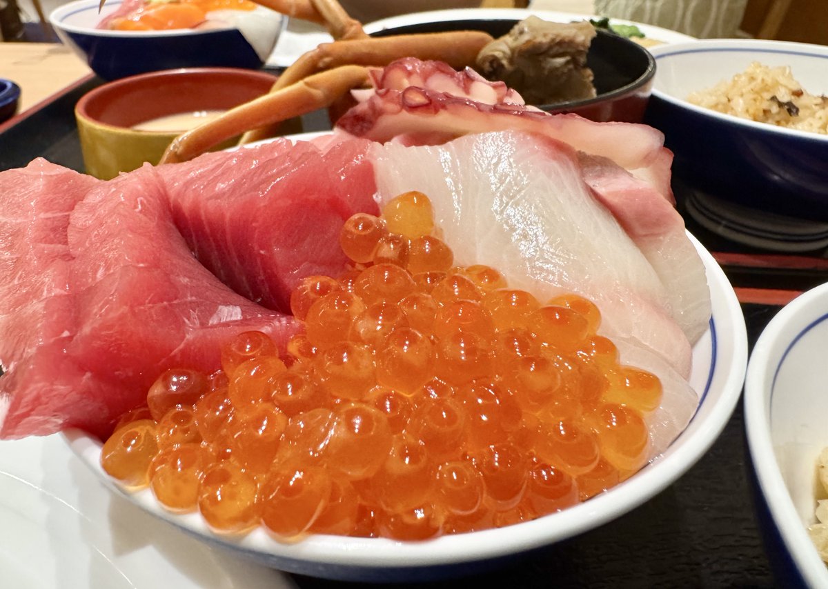 zeplin_k's tweet photo. 登別温泉 第一滝本館の夕食にカニと海鮮丼、そして朝にも海鮮丼とカツゲン！！
いくらの品質がとても良い！！ https://t.co/yQwWvdeZqr