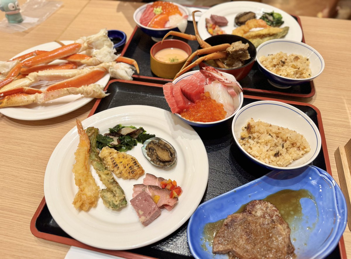 zeplin_k's tweet photo. 登別温泉 第一滝本館の夕食にカニと海鮮丼、そして朝にも海鮮丼とカツゲン！！
いくらの品質がとても良い！！ https://t.co/yQwWvdeZqr