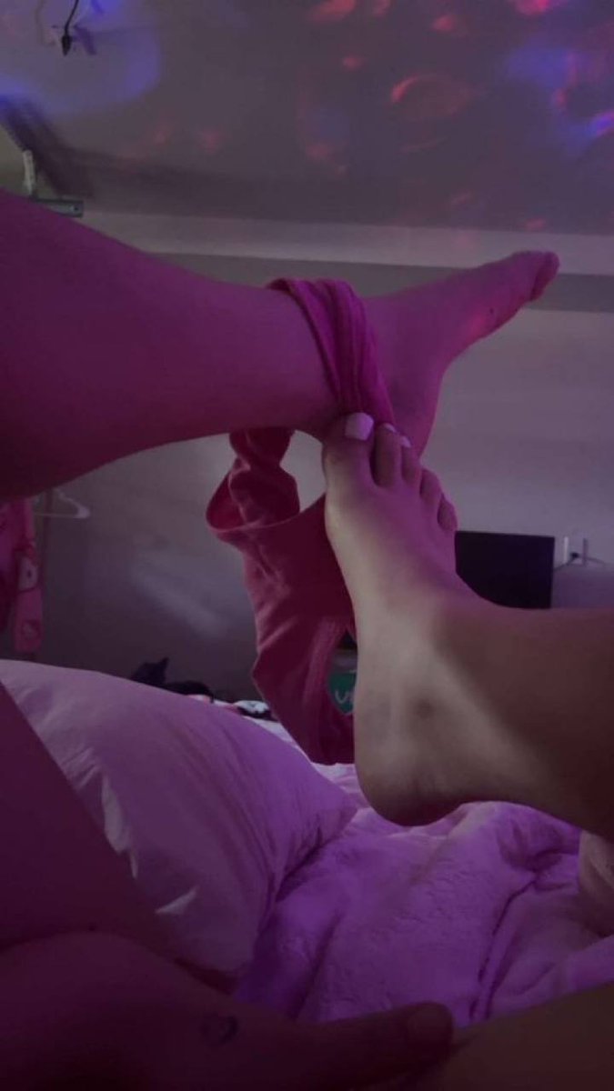 Chloqueennnn's tweet photo. 𝗔𝗻𝘆𝗯𝗼𝗱𝘆 𝘄𝗮𝗻𝗻𝗮 𝘁𝗲𝘅𝘁 𝗺𝗲???😭 https://t.co/f3uQ2tpLS1