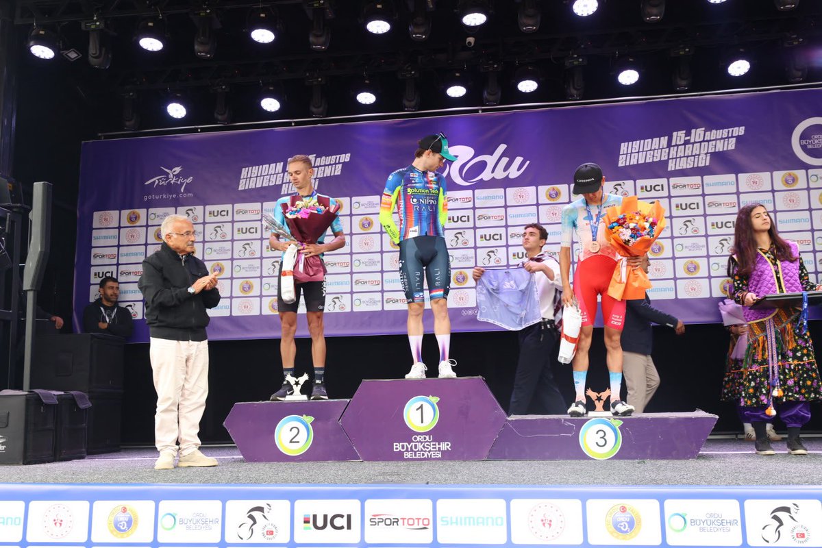 mhilmiguler's tweet photo. Sabah Altınordu Durugöl Kurtuluş Tabiat Parkı’nda startını verdiğimiz Ordu Coast to Summit (Kıyıdan Zirveye) yarışında, sporcularımız Karadeniz’in kıyısından Ordu’nun zirvelerine doğru zorlu bir mücadeleye başladı. 🚴‍♂️

95,7 kilometrelik parkurda sıfır rakımdan 1.686 metreye tırmanan sporcularımız, tünelleri ve zorlu yokuşları aşarak Mesudiye Keyfalan Yaylası’nda finişe ulaştı.

29 ülkeden 17 profesyonel takım ve 119 sporcuyu Ordu’muzda ağırladığımız bu büyük organizasyonda, sabah sahilimizde başlayan heyecanı akşam yaylamızda hep birlikte tamamladık. ❤️

Ordu’nun mavisinden yeşiline, sahilinden zirvesine uzanan eşsiz güzelliklerini dünyaya tanıtmaya devam edeceğiz.

Tüm sporcularımızı gönülden tebrik ediyor, yarın 10.00’da Durugöl Kurtuluş Tabiat Parkı’ndan başlayıp Aybastı Perşembe Yaylası’nda tamamlanacak Ordu Black Sea Classic yarışında mücadele edecek sporcularımıza başarılar diliyorum. 🚴‍♂️💚