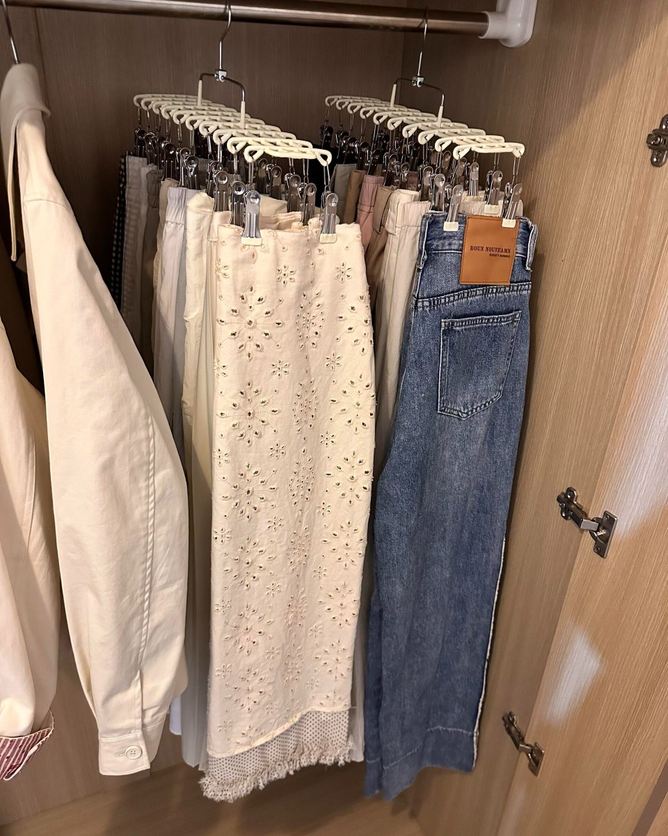 hirdsvru's tweet photo. ไม้แขวน​อันนี้​คือหนีบกางเกง​ได้ทีละ 10 ตัว ช่วยให้ตู้เสื้อผ้า​โล่งขึ้นมาก
หากางเกง​ง่าย ผ้าไม่อัดกันจนยับด้วย โคตรจะเริ่ด 😍