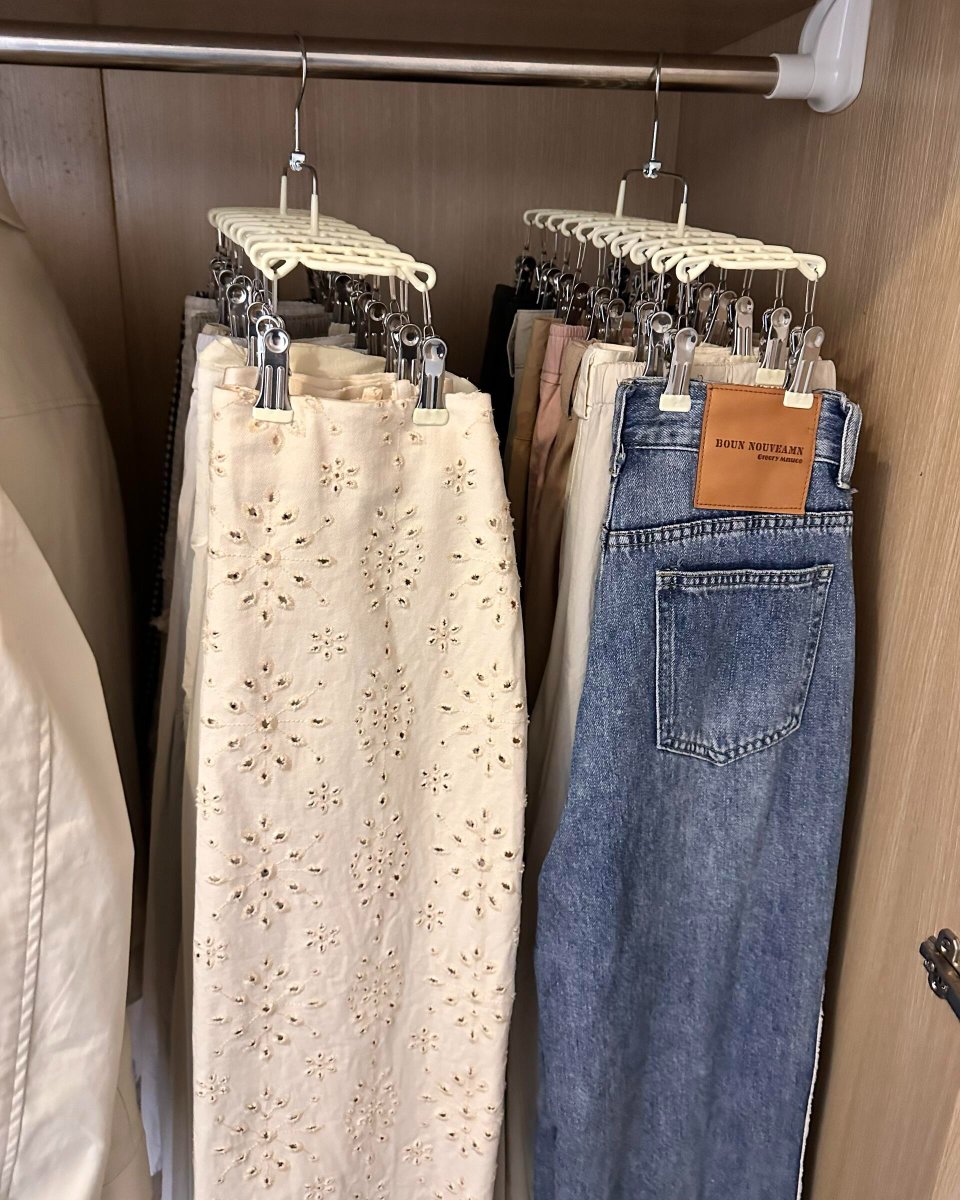 hirdsvru's tweet photo. ไม้แขวน​อันนี้​คือหนีบกางเกง​ได้ทีละ 10 ตัว ช่วยให้ตู้เสื้อผ้า​โล่งขึ้นมาก
หากางเกง​ง่าย ผ้าไม่อัดกันจนยับด้วย โคตรจะเริ่ด 😍