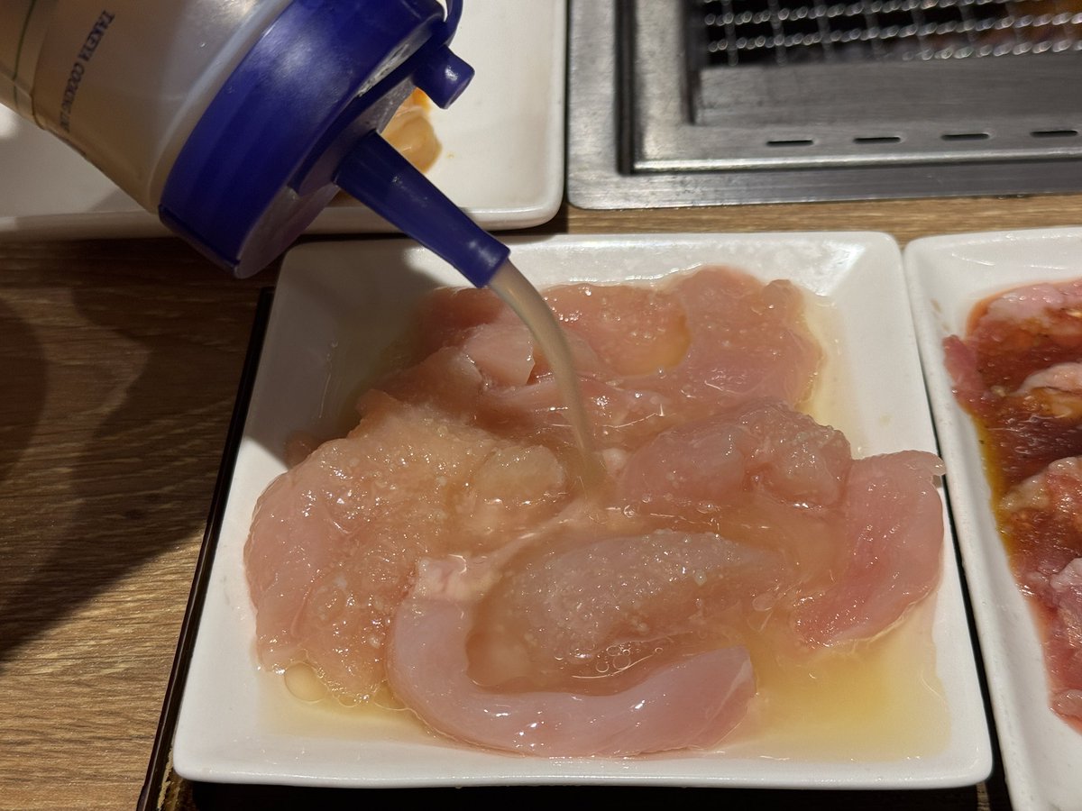 kudo_pon's tweet photo. これは裏技なのだが……

焼肉ライクの鶏肉は、焼く前に大量にレモン汁をかけて1分くらい染み込ませてから焼くと体感256倍うまくなる。

ちなみに、焼き終えてからさらにレモン汁に浸して食べると512倍うまくなる。

焼肉ライクは焼鳥屋か？ と思えるほど美味くなるから、安い鶏肉なのに満足度1024倍で帰れる。