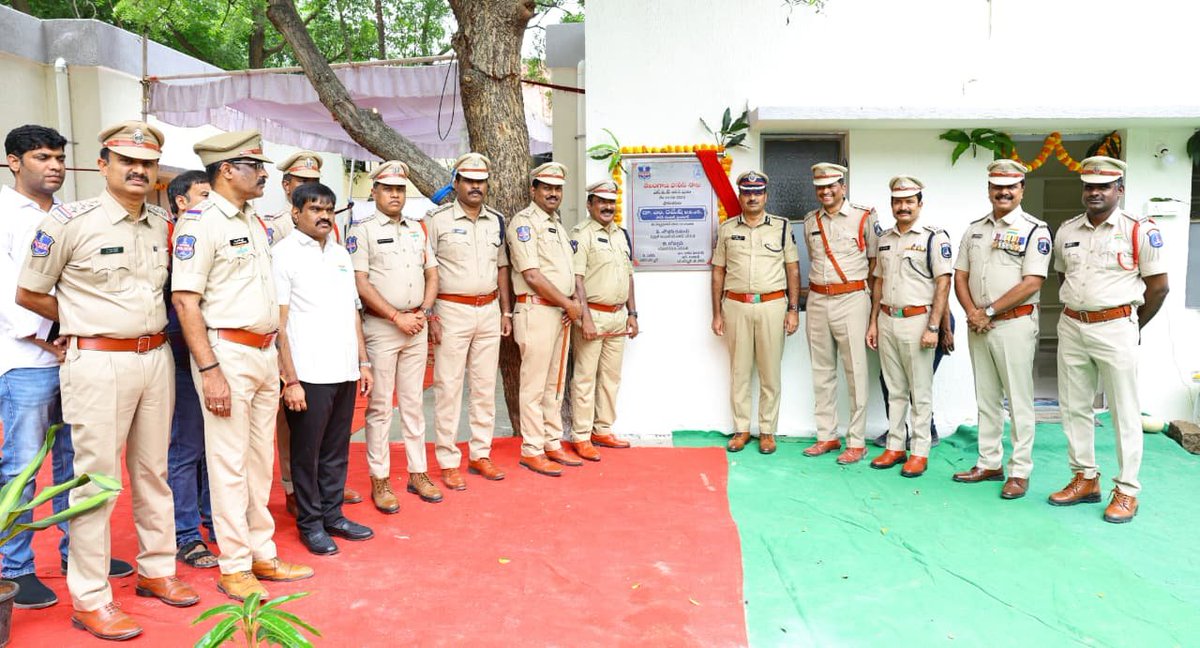 cyberabadpolice's tweet photo. ఎస్.ఓ.టి. ఆర్.సి.పురం సబ్ యూనిట్ నూతన కార్యాలయం ప్రారంభం 🚔

సైబరాబాద్ పోలీస్ కమిషనరేట్ పరిధిలో నూతనంగా ఏర్పాటు చేసిన ఎస్.ఓ.టి. ఆర్.సి.పురం సబ్ యూనిట్ నూతన కార్యాలయ భవనాన్ని సైబరాబాద్ పోలీస్ కమిషనర్ డా. ఎం. రమేష్, IPS. ప్రారంభించారు.

ఈ సందర్భంగా సీపీ కార్యాలయాన్ని పరిశీలించి, సిబ్బందికి అందుబాటులో ఉన్న వసతులు, కార్యాలయ నిర్వహణ ఏర్పాట్లను సమీక్షించారు. నేర నియంత్రణ, అక్రమ కార్యకలాపాలపై నిఘా, కీలక కేసుల దర్యాప్తులో ఎస్.ఓ.టి. విభాగం మరింత సమర్థవంతంగా పనిచేయాలని సూచించారు.

ప్రజల భద్రతను మరింత పటిష్టం చేయడంతో పాటు, సైబరాబాద్ పరిధిలో నేరాల నియంత్రణకు ఎస్.ఓ.టి. విభాగాన్ని మరింత బలోపేతం చేస్తున్నట్లు సీపీ తెలిపార��.

ఈ కార్యక్రమంలో ఎస్.ఓ.టి. డీసీపీ పి. శోభన్ కుమార్, అడిషనల్ డీసీపీ టి. గోవర్ధన్, శేరిలింగంపల్లి డీసీపీ సి.హెచ్. శ్రీనివాస్, సైబరాబాద్ పరిధిలోని వివిధ జోన్లకు చెందిన ఎస్.ఓ.టి., సీసీఎస్ ఇన్‌స్పెక్టర్లు మరియు ఎస్.ఓ.టి. సిబ్బంది పాల్గొన్నారు.

#CyberabadPolice #SOT #RC_Puram #CrimeControl #PublicSafety #Cyberabad