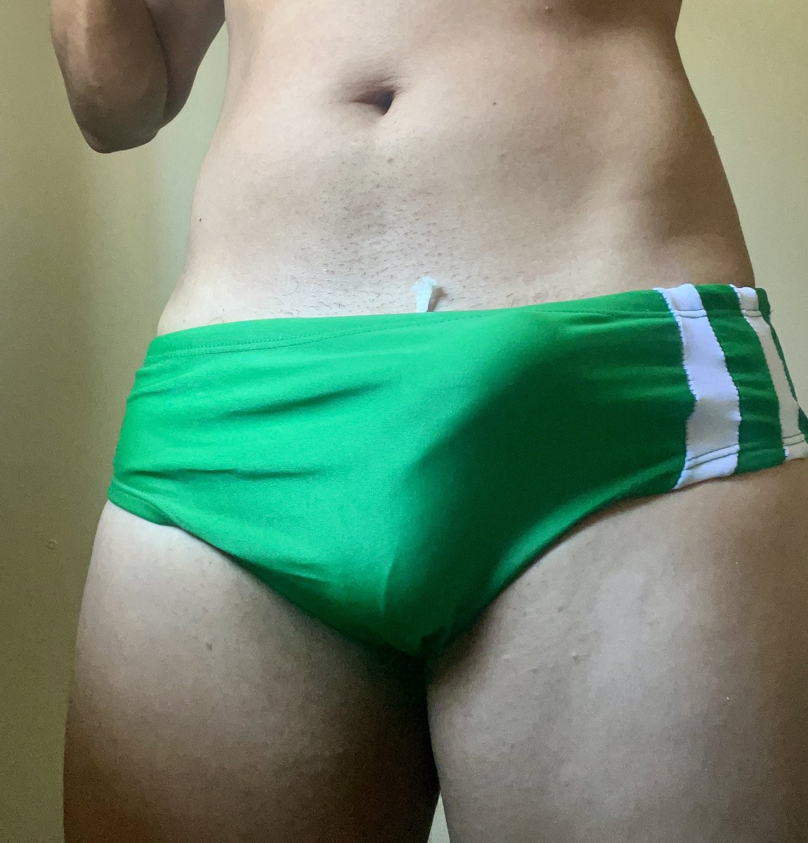sungueiroon's tweet photo. Sábado com tesão de manhã!
Botei minha nova sunga verde.
#sunga #sungaverde #BulgeSpeedo #SpeedoBulge #Bulge #Brotheragem #PauMarcado #Cueca #frottage #CuecaMelada #Sungas #fetchisunga #bulgespeedo #speedo #bulge #mala #lycra #speedofetish 🩲 https://t.co/o1YkqRIYpg