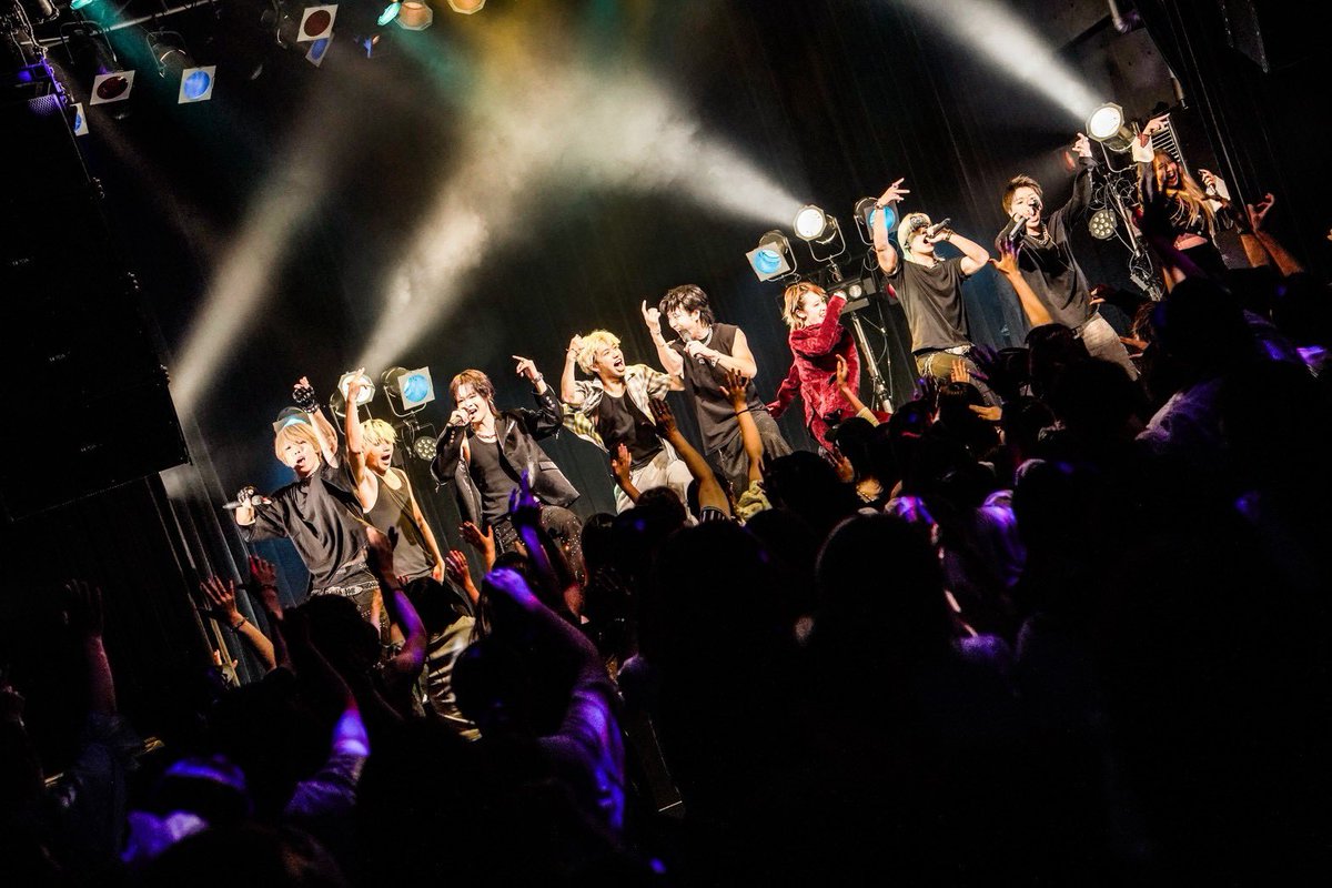 VELLE_fumiya's tweet photo. 男祭りありがとう！！！
同志の仲間のおかげで焚き付けられていいLIVEできました🫱🏻‍🫲🏼
音楽で対話できんのやっぱり最高じゃな🔥

フロアの皆んなもナイスでした👏🏻

まだまだええLIVEできます。
体力もっと付けなきゃね！笑

#ベルエージェー https://t.co/qVhufDsBG7