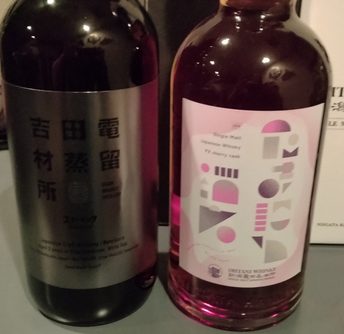 bar_mii's tweet photo. 新潟コンビ。
たまにわラベルを眺めてたらアポロチョコが食べたくなって。
Ｙ-Δを見てたら、小田巻き蒸しが食べたくなって、首かしげたら吉幾三みたいな吉蒸三が現れた。
#吉田電材蒸留所
#新潟亀田蒸溜所 https://t.co/fuDfDEPoBS