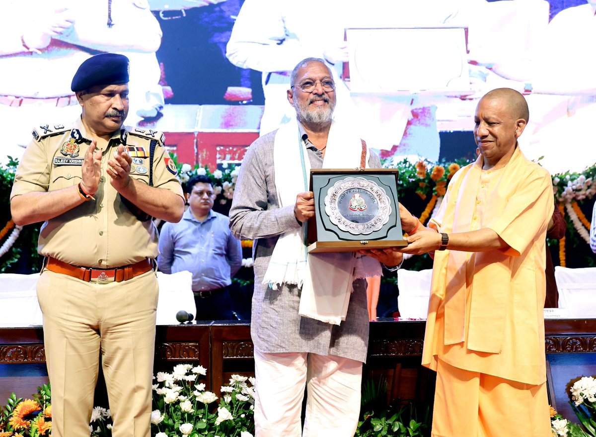 dgpup's tweet photo. दिनांक 14 अगस्त, 2026 को लोक भवन, लखनऊ में माननीय मुख्यमंत्री उत्तर प्रदेश श्री योगी आदित्यनाथ जी की गरिमामयी उपस्थिति में उत्तर प्रदेश पुलिस की साइबर-जागरूकता लघु फिल्म ‘Scam Files’ का विशेष प्रदर्शन किया गया। इस अवसर पर फिल्म के मुख्य अभिनेता, दिग्गज कलाकार श्री नाना पाटेकर जी एवं सुप्रसिद्ध बॉलीवुड लेखक-निर्देशक श्री राज शांडिल्य जी भी उपस्थित रहे।

‘डिजिटल अरेस्ट’ की एक वास्तविक घटना से प्रेरित इस फिल्म में श्री @nanagpatekar जी ने अपने चिर-परिचित अंदाज़ और सहज हास्य के जरिए साइबर ठगी जैसे गंभीर विषय को बेहद रोचक ढंग से सामने रखते हुए एक महत्वपूर्ण जागरूकता संदेश दिया है। श्री @writerraj जी के कुशल निर्देशन ने हास्य और जागरूकता के इस मेल को प्रभावी सिनेमाई रूप दिया है।

उत्तर प्रदेश पुलिस के इस जन-जागरूकता प्रयास से जुड़ने और अपनी प्रतिभा से इसे प्रभावी बनाने के लिए दोनों का हृदय से आभार।
‘Digital Arrest’ कानून नहीं, ठगों का बनाया हुआ डर है।

डरें नहीं। सतर्क रहें। ठगी से बचें।

#ScamFiles #DigitalArrest #CyberAwareness #UPPolice

https://t.co/OaijGF0iN1