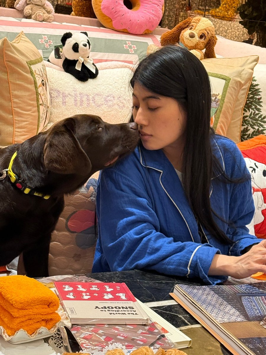 Shi_147's tweet photo. #ภาพพระราชทาน 🧡👸🐕​

😘🐶​🤎 Kissss คุณเอเลน่า (Elena) สุนัขทรงเลี้ยง ในสมเด็จพระเจ้าลูกเธอ เจ้าฟ้าสิริวัณณวรี นารี​รัตน​ราช​กัญญา​

#sirivannavari
#สุนัขทรงเลี้ยงของเจ้าหญิง 
#ลมฝนบนฟ้ามาลิ่ว                                            
#เรารักสถาบันพระมหากษัตริย์ https://t.co/x0W1fWfyZF