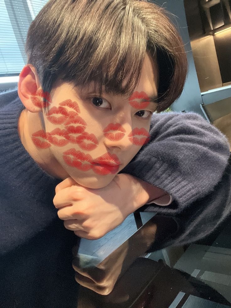 WoojinPergi's tweet photo. mamas minyun kalau blm dicium akan menghancurkan semesta. @MinhyunPergi https://t.co/qnsDG8PLmg