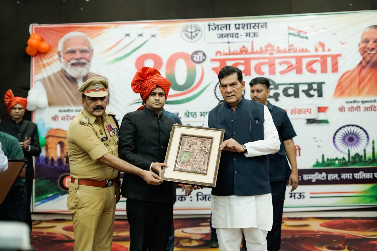 DMMau1's tweet photo. आज 80वें स्वतंत्रता दिवस पर मुख्य अतिथि नगर विकास एवं ऊर्जा मंत्री मा. श्री ए.के. शर्मा जी ने कम्युनिटी हॉल परिसर में ध्वजारोहण कर राष्ट्रध्वज को सलामी दी तथा स्वतंत्रता सेनानियों व शहीदों को नमन करते हुए राष्ट्रहित में एकता का संदेश दिया। https://t.co/zedDpb3cEf
