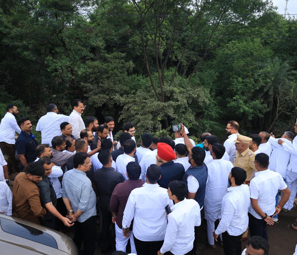 AUThackeray tweet picture