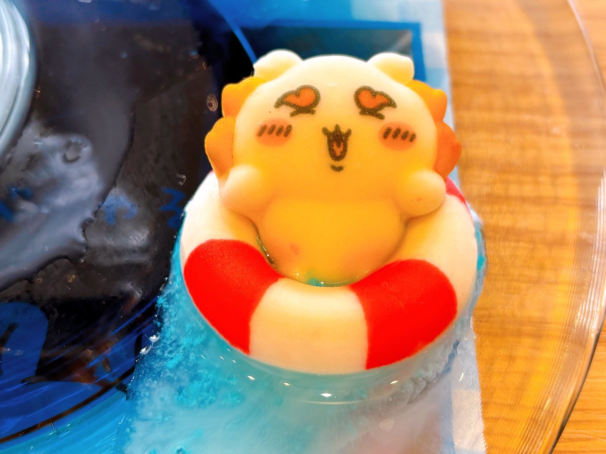 ShiisaaLOVE's tweet photo. 先月、ちいかわレストランで食べたシーサーちゃんのかき氷🍧
上に乗っているシーサーちゃんが可愛すぎて中々食べれなかった（結局食べた）
シーサーちゃんはマシュマロで食べやすいです🌺 https://t.co/BSGMwNeQHH