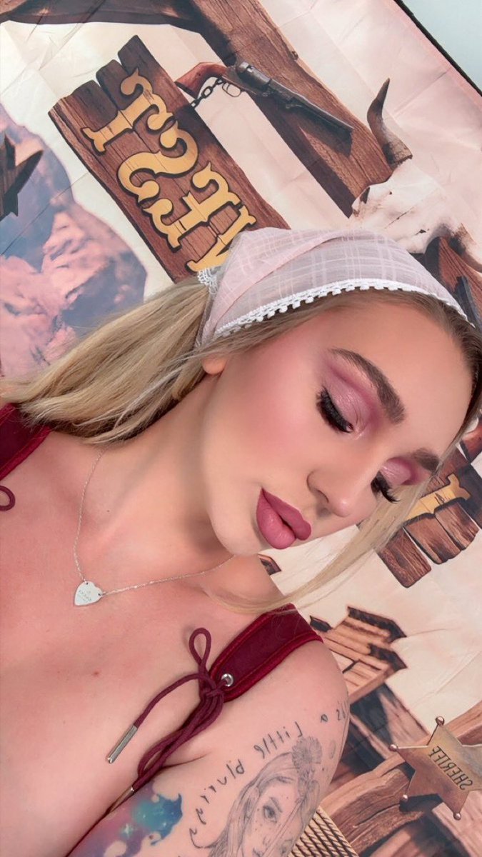 kendraSundrdfs's tweet photo. When I die bury me in a cut crease!! Sorry I had to put on my daily corset but I’m hopping on now! Come hang out ☺️💕 https://t.co/ML3NvGwf8y… https://t.co/1PN1vNPyMG
