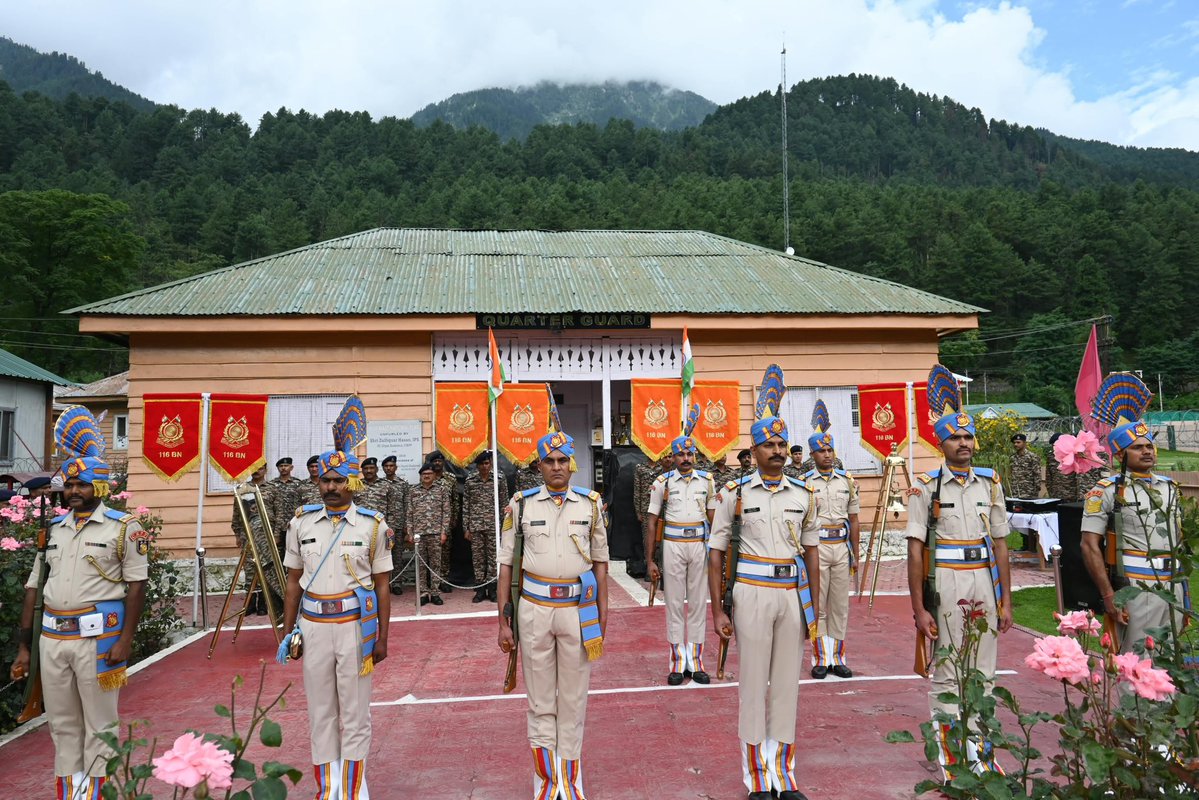 116bn's tweet photo. Celebrating the spirit of freedom,unity’and pride.
Happy Independence Day 
#harghartiranga #80thIndependence 
@KOSCRPF @crpfindia https://t.co/OKEdpSGrC9