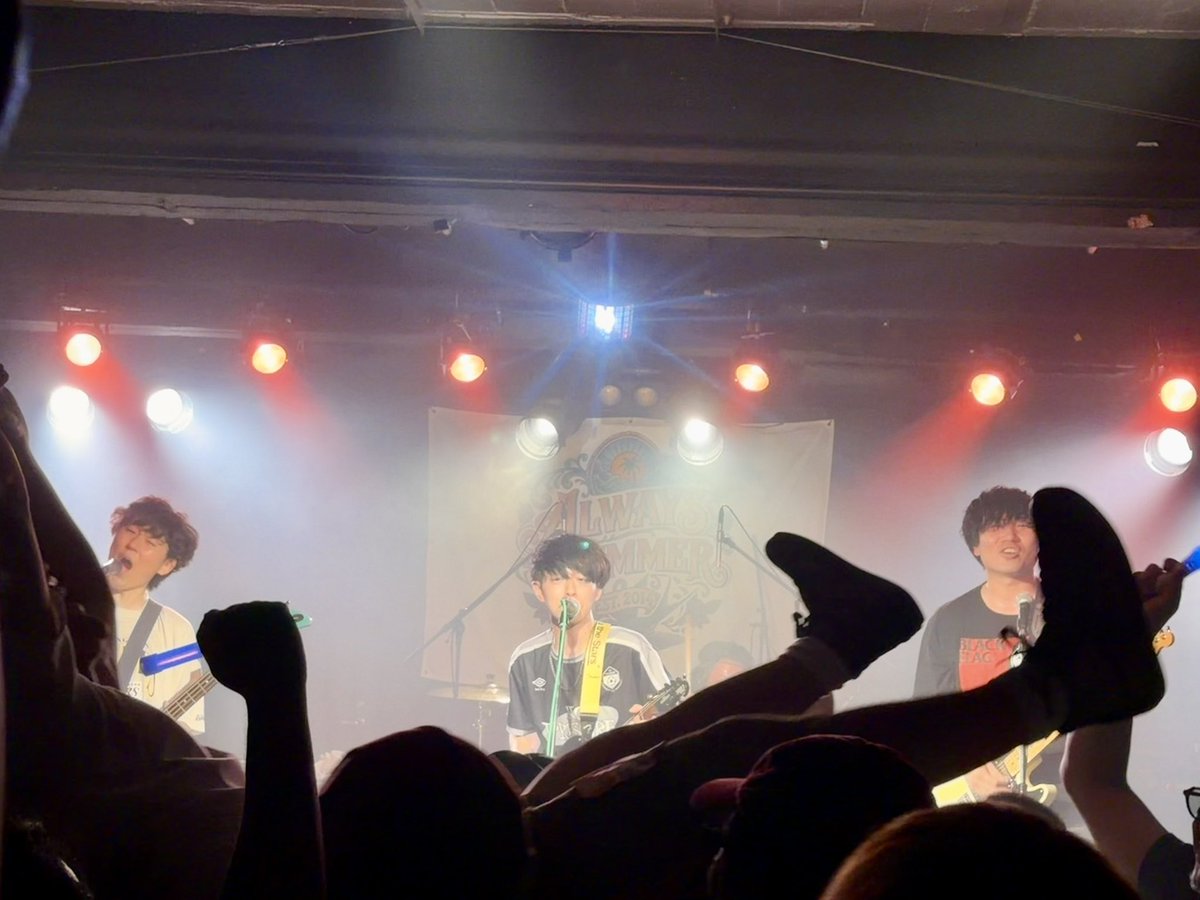 tsukasampo's tweet photo. 昔一緒にバンドやってた阿保くんの #ALWAYSSUMMER のライブ。地元に根付いてずっと素晴らしいメロディを届け続けている姿にガチ泣きおじさんしてました #オルサマ #keepthebeat https://t.co/OX4AGiVQ6g