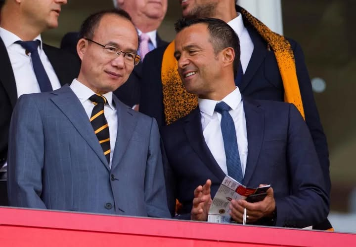 BrytyjskaP1lka's tweet photo. JORGE MENDES MIAŁ WPŁYW NA ZWOLNIENIE EDWARDSA?
Według Football Insider Jorge Mendes miał odegrać istotną rolę w decyzji Wolverhampton Wanderers o zwolnieniu Roba Edwardsa. Agent miał być również zaangażowany w wybór jego następcy Césara Peixoto, swojego klienta.
#Efl #wolves https://t.co/DSgwPTYuuK