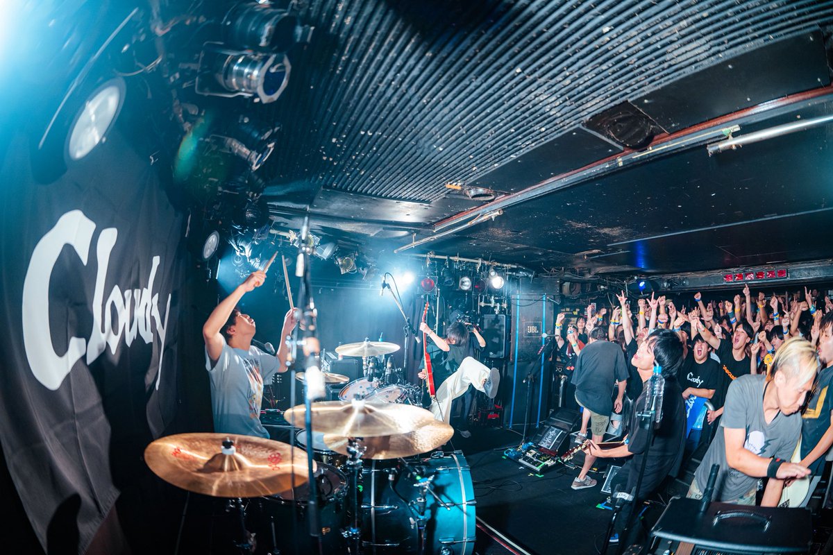 Cloudy_drum's tweet photo. 「 できるだけ感動の方へ 」
Release Tour 始まりました！！

千葉LOOK Conton Candyとのツーマン。
最高のツアー初日だった！
ありがとうございました！！

撮影 @takahirom__cam https://t.co/PL8uErqmJ1