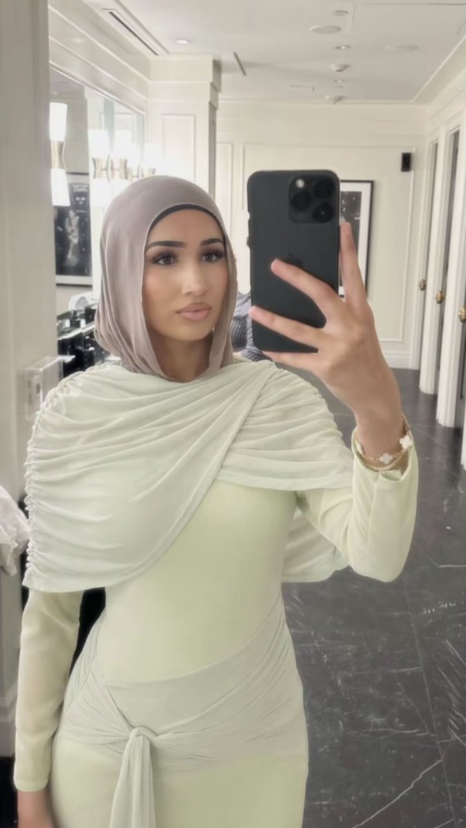 kras779's tweet photo. Another sexy hijabi slut 😍😍😍 https://t.co/J7hMCUkuww