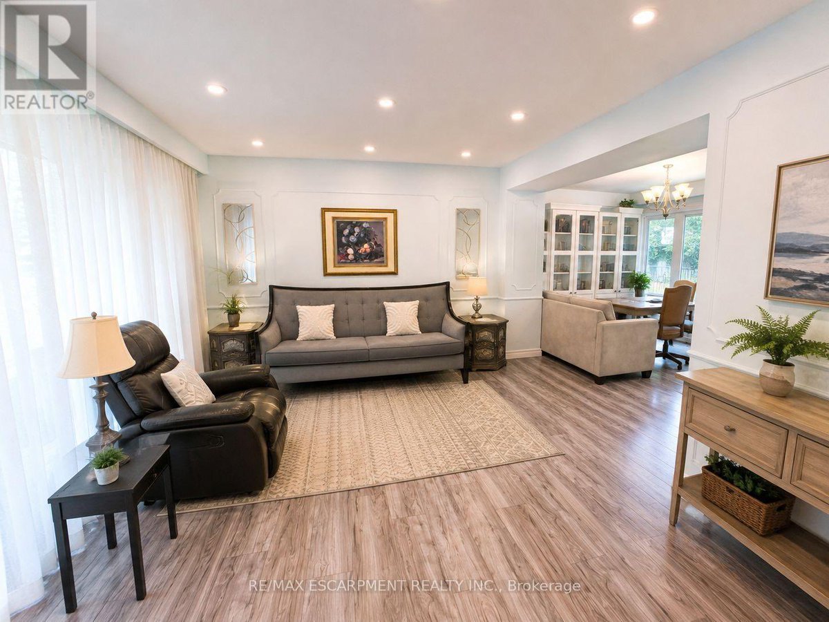 lanburgess's tweet photo. 🏡 JUST LISTED | FOR LEASE EASTLAKE, OAKVILLE

Welcome to this beautifully updated 4-bedroom, 4-bathroom detached home on a quiet, family-friendly crescent in one of Oakville’s most established neighbourhoods.

#OakvilleRealEstate #OakvilleHomes #Eastlake #Oakville #JustListed https://t.co/FUwOFnMTMu