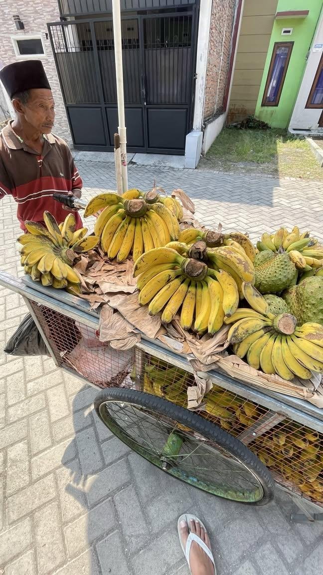LiaAfri03881071's tweet photo. Beliau berjualan bukan mengejar kekayaan, hanya ingin tetap bisa bertahan dan memenuhi kebutuhan hidup. 🥹 Semoga setiap langkahnya mencari rezeki selalu dimudahkan. https://t.co/zJYan7JBd6