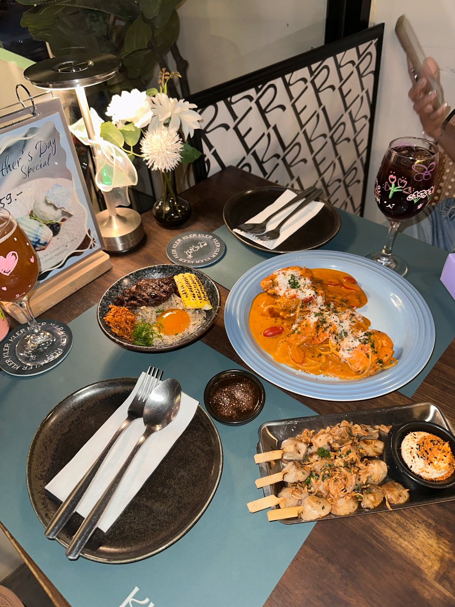 ispraews's tweet photo. เพิ่งออกจากร้านเลย อยากรีวิวให้มากๆ ร้าน “kler” ร้านดินเนอร์ราคาดีมากๆๆๆ เชฟทำอาหารอร่อยสุดๆㅠㅠ ไม่ต้องสั่งไวน์ก็มีให้เพ้นท์แก้วได้~ อาหารอร่อยทุกอย่าง เนื้อดีมากๆ เราพาน้องมาฉลองวันเกิดเค้ามีขนมให้ด้วย บริการประทับใจ 10/10 🥂(สถานีปุณวิถีทางออก 6) https://t.co/c7Okol8QND