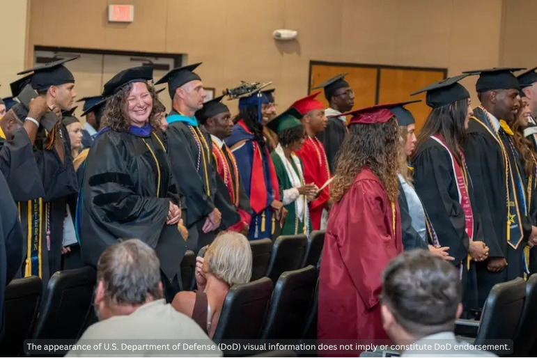 AmericanMilU's tweet photo. 🎓 Congrats to the 100+ graduates recognized at Ft. Leonard Wood's 41st Combined College &amp; University Graduation Ceremony! Maj. Gen. Christopher Beck thanked the families and friends whose support helped make this achievement possible. 👏
Special salute to our AMU graduates!🎓 https://t.co/ZdAIDhodVq