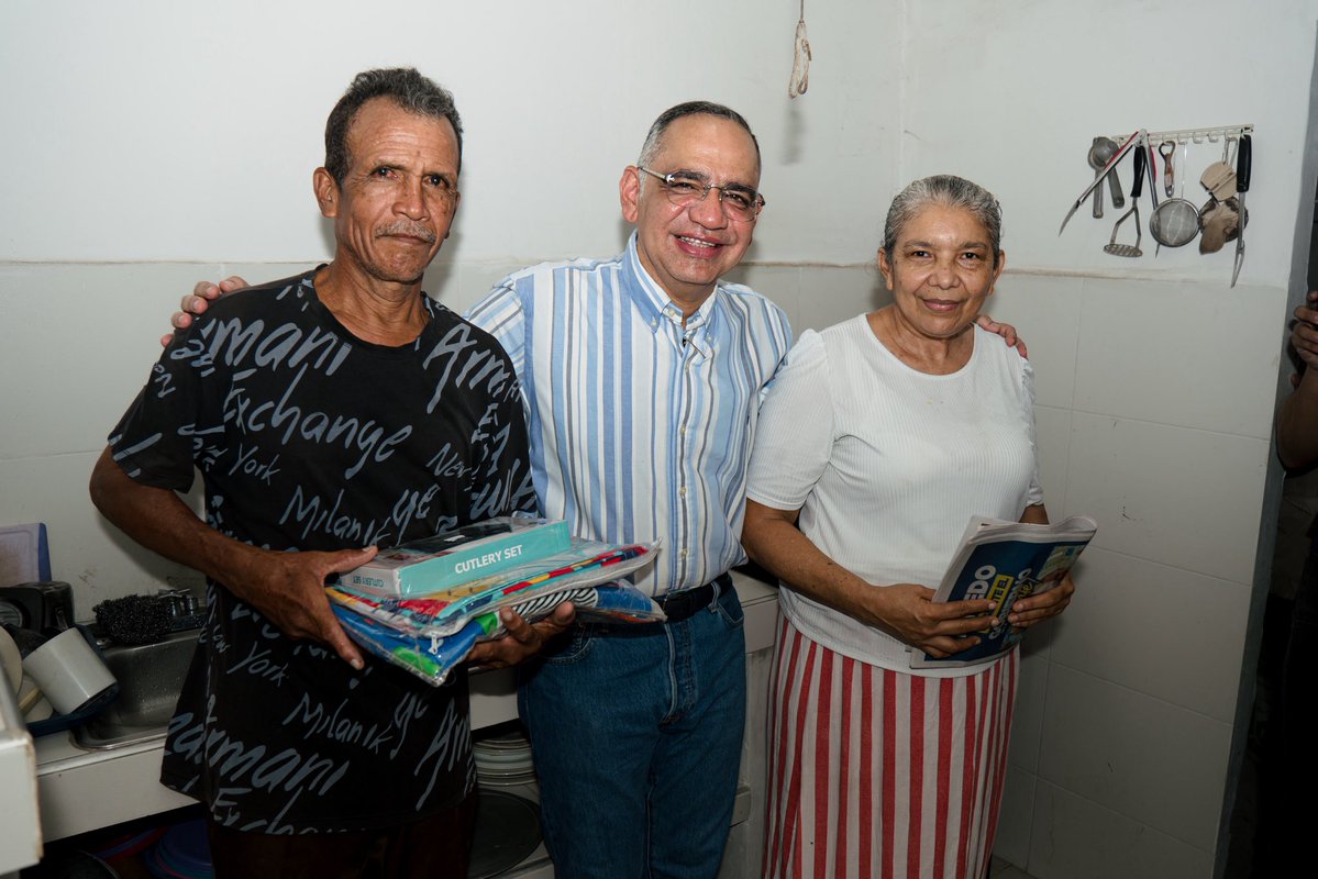 CarlosPinedoC's tweet photo. Mi gente, avanzamos con 800 mejoramientos de vivienda en diferentes barrios de Santa Marta, porque transformar una casa también es transformar la vida de quienes la habitan. https://t.co/YTkWota6Jn