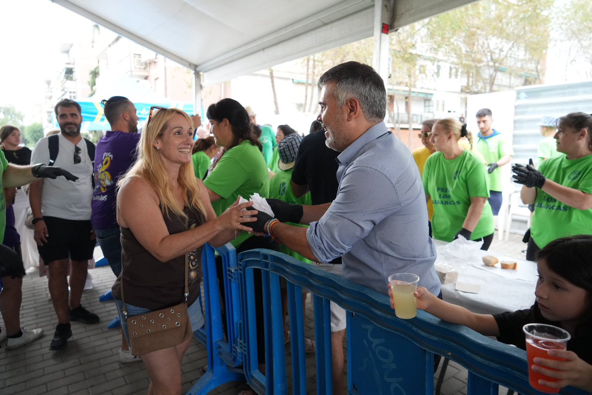 AytoLeganes's tweet photo. 🏃🏻🎉 Sprint final de las #FiestasButarque26… y sin parar: actuación de la Banda Sinfónica de nuestra Escuela Conservatorio (con emotivo homenaje a nuestro amigo fallecido recientemente Miguel Ángel Rodríguez Gutiérrez, el ‘alma’ de @CulturalAsc), fiesta de la espuma, juegos infantiles y reparto de comida a cargo de las Peñas en la Plaza Mayor 🫧🥪🥓

… 🎸 💃Y esta noche la mejor música tanto en el recinto ferial @Demarcoflamenco (23:00 h.), como en la Plaza de España @pedro_rivas_ (01:30 horas)