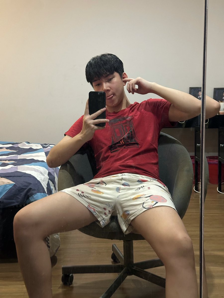manprattt's tweet photo. ต้องเช็ดกระจกตู้เสื้อผ้าละแหละ https://t.co/m9nh2PKC0a