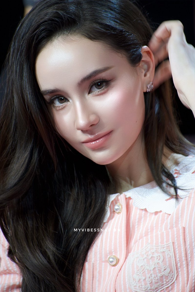 GinJayEurope's tweet photo. I'm ascending 😶‍🌫️🫥

LAQUE RESISTANCE NUDE EDITION x GINNY JAYNA
#LOrealXGinnyJayna
#SiamDiscoveryxGinnyJayna https://t.co/04wpmf3Y0j