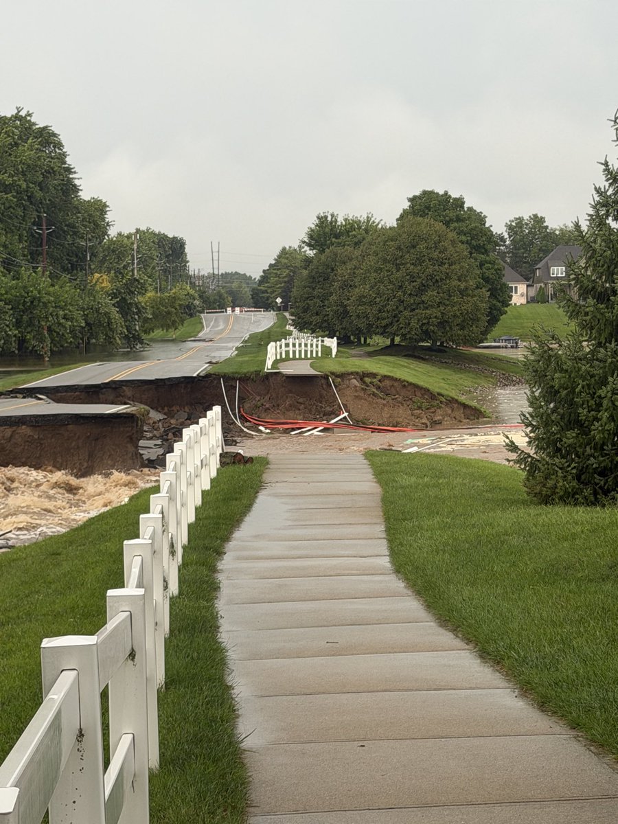 Daniel_Miller8's tweet photo. NEW VIDEO - from a friend and former neighbor off River Road, just south of 96th Street in Indianapolis. Watch as the power pole comes down in the flood water. @FOX59 https://t.co/6nQp37Ii11