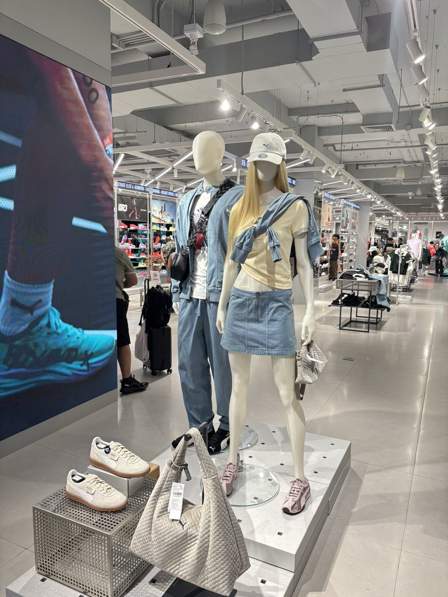 rosie_pss's tweet photo. หุ่นหน้าช็อป puma ยังผมสีเดียวกับพรีเซนเตอร์เลยอะ ขำความไปเอาวิกผมบลอนด์มาใส่555555555 https://t.co/5wE6yExlht