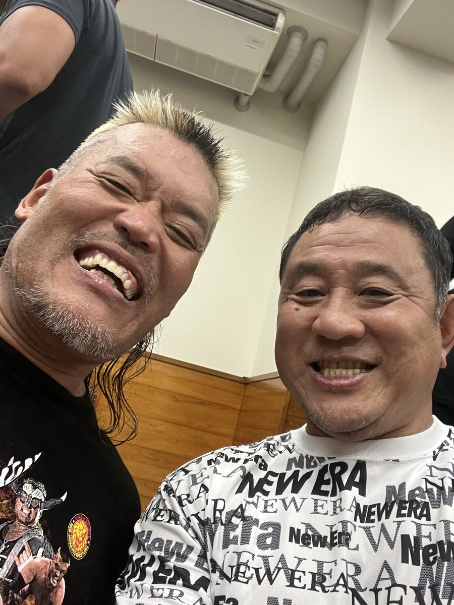 nagatalock_yuji's tweet photo. 天山広吉さんが本日引退されました。

1992年9月14日、天山さんの胸を借りて永田裕志はプロレスデビューしました。

2002年年頭の大量離脱の時、T2000の天山さんと偶々道場で久しぶりに遭遇した時に天山さんと一緒に新日本プロレスを支えていこうと硬く握手をしました。

天山さんがいてくれたから新日本プロレスの暗黒時代を踏ん張って来れたんだと思います。

満身創痍な状態で信じられないくらい凄い戦いぶりを魅せてくれた天山さんからとてつもない感動を頂きました。

天山さん、長い間お疲れさまでした。

あなたがいてくれたから、永田裕志はプロレスデビュー出来ました。

これからもずっとプロレス界に携わって下さい。

今まで本当にありがとうございました😭。

＃nagatalock
＃njpw
＃天山広吉
＃第三世代
＃永田裕志