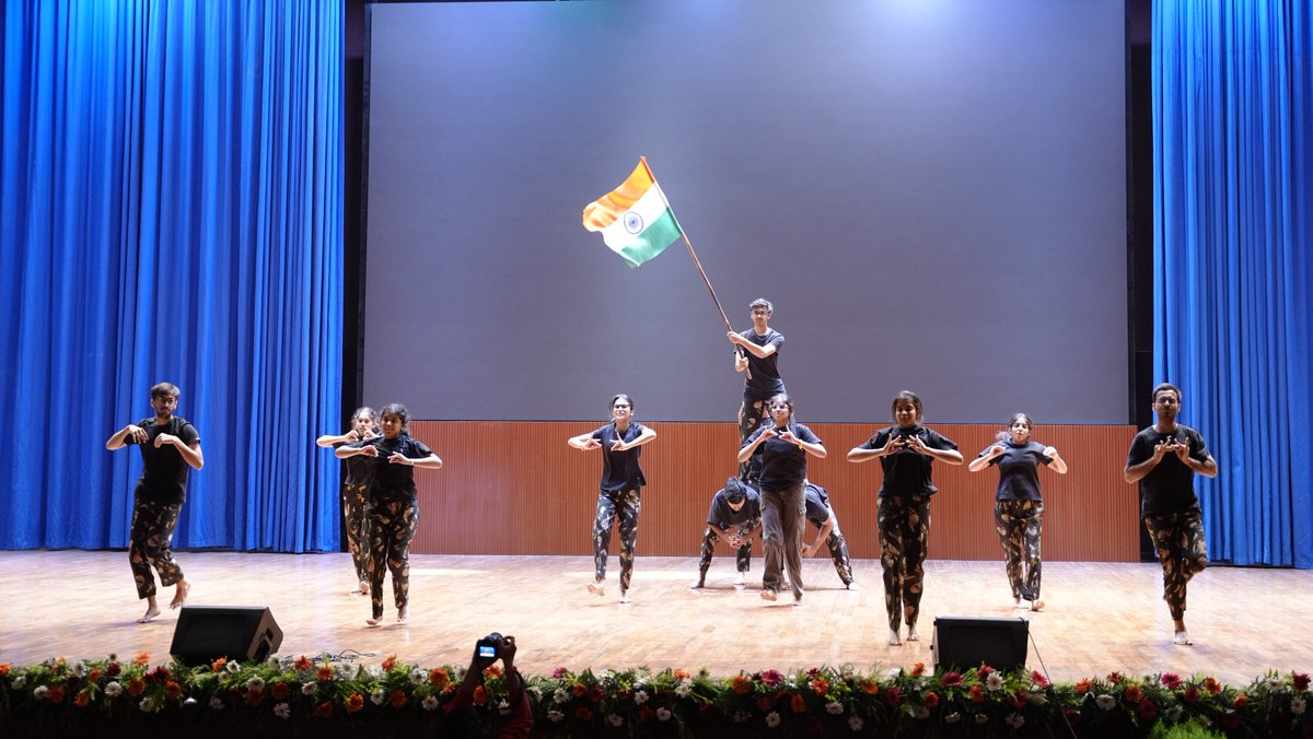 iitrpr's tweet photo. IIT Ropar's #IndependenceDay celebrations continued with an address by Prof. Rajeev Ahuja, Director, #IITRopar on "Yuva Shakti for Viksit Bharat@2047". Horticulture, security and admin staff were felicitated, with a live painting and cultural programme by students.
@EduMinOfIndia https://t.co/6niknNjXDw
