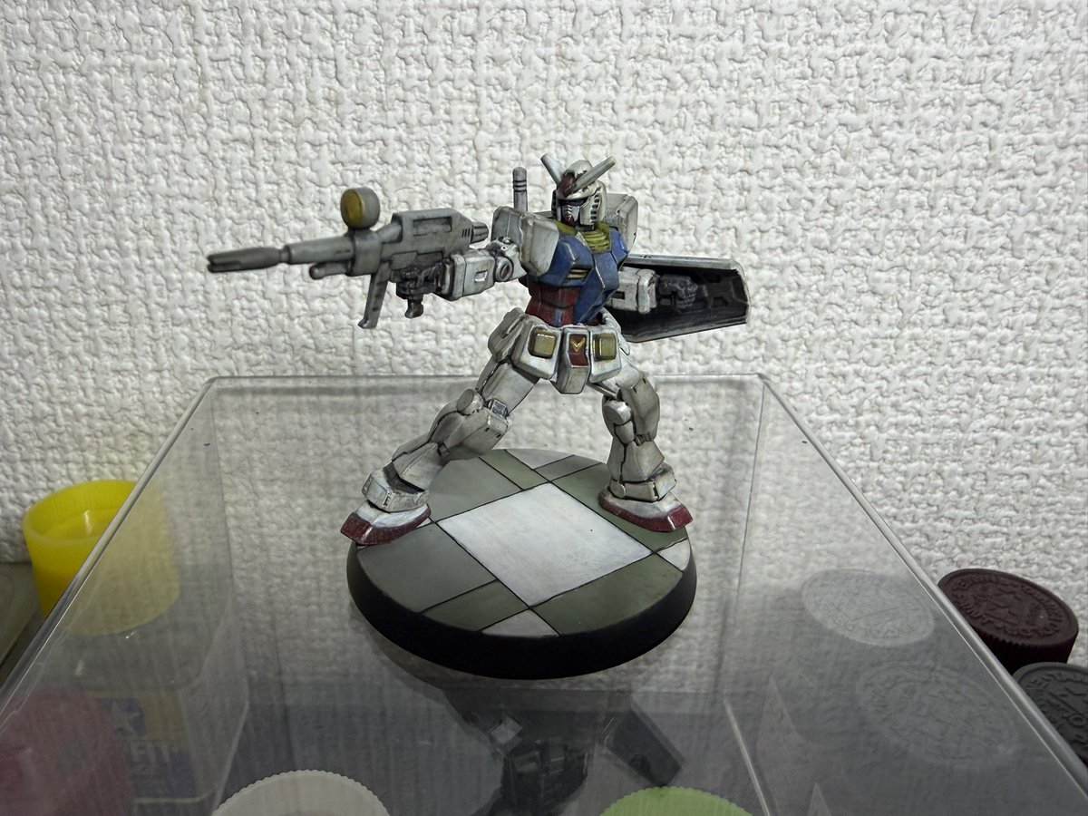 HIDE53657170's tweet photo. ガンダムの台座があまりに・・・だったので作り直し💦
どっちもどっちか？笑
#ガンダム　#ガンプラ　#まいにちプラモネル　#ガンダムアッセンブル　#筆塗り https://t.co/mbDHsbgV2b