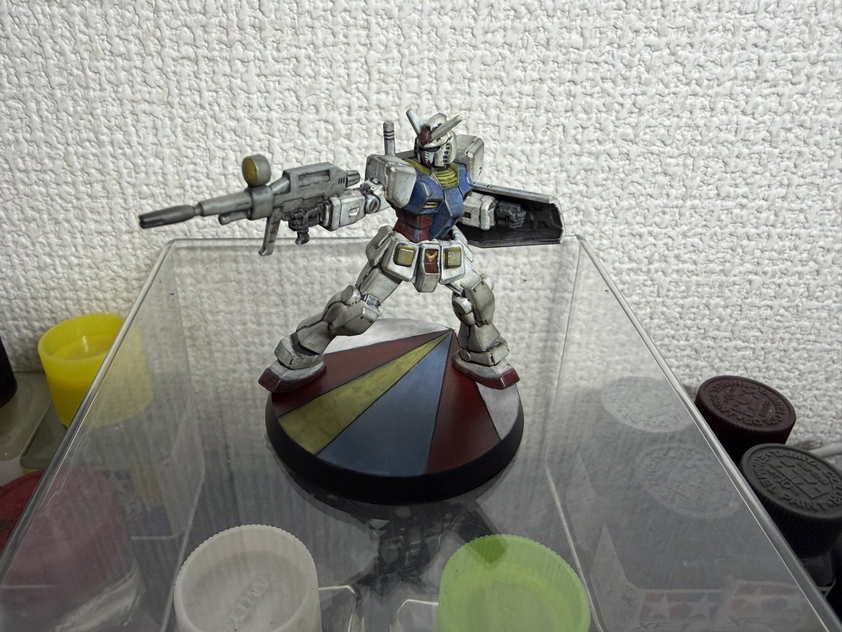 HIDE53657170's tweet photo. ガンダムの台座があまりに・・・だったので作り直し💦
どっちもどっちか？笑
#ガンダム　#ガンプラ　#まいにちプラモネル　#ガンダムアッセンブル　#筆塗り https://t.co/mbDHsbgV2b