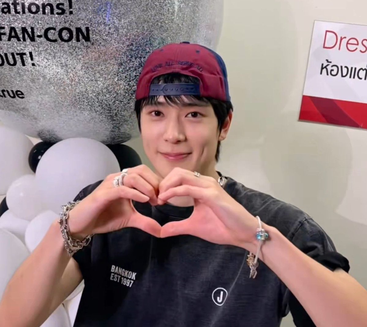 mycatjaehyun's tweet photo. ในโควตมีพี่สาวชาวไทยที่ตลกมากๆ อยู่เยอะเลยค่ะ 55555555 ฉันชอบแจรึนมา 6 ปีแล้วค่ะ!! ประเทศไทยเป็นประเทศที่ดีจริงๆ 💕💕 https://t.co/InxeDqu0ld
