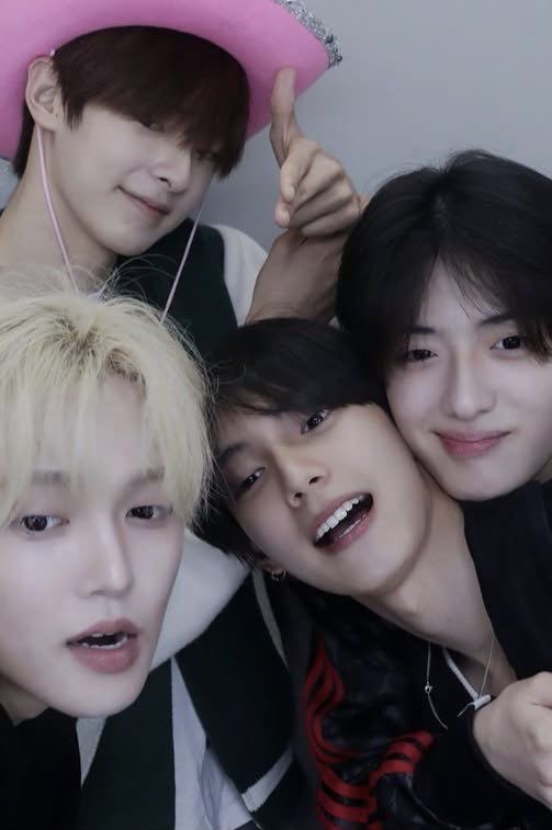 7eixnv's tweet photo. 누가 이 네명을 떼어놓았을까 https://t.co/uv2n5VWFUl