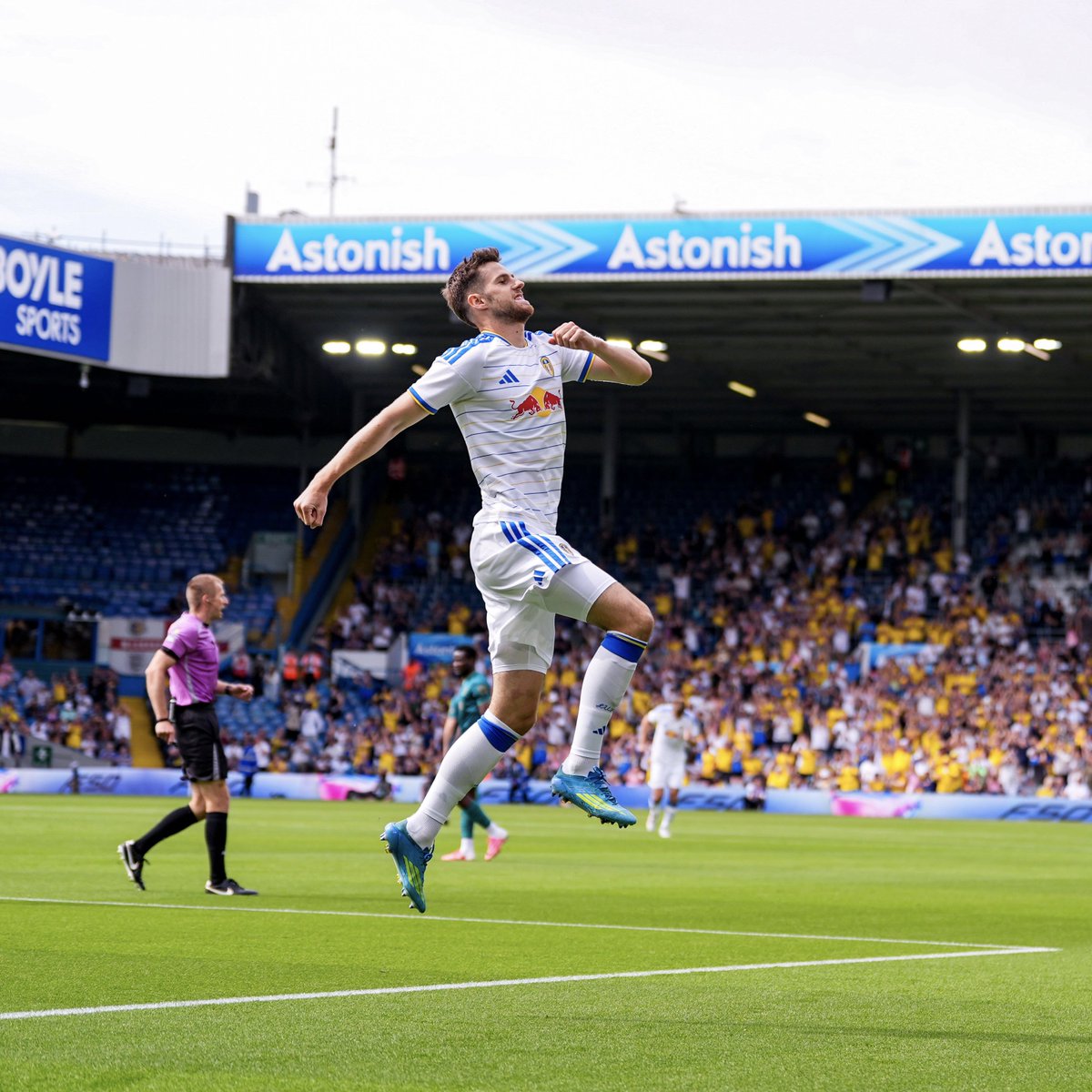 LUFC's tweet photo. 🤯 2 minutes! Anton gives us the lead! https://t.co/wng7PfTpIi