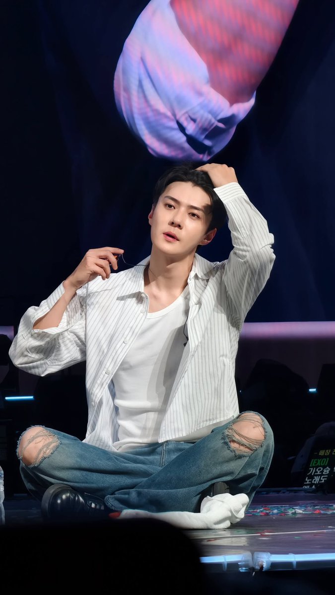 milkteus's tweet photo. oh this man… 🫠 https://t.co/mNRra61oS0