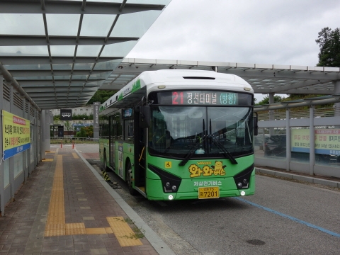 jougokei's tweet photo. 京江線の珍富駅は平昌郡ですが隣の旌善郡の農漁村バスも来ています。最近の韓国に多いバス無料化が旌善郡ではされている一方平昌郡は有料なので旌善郡まで通して乗る場合平昌郡側の運賃1000wの支払が必要です。韓国の地方でバスに乗ると無料で電気バスということが増えてるなあと改めて思いました。 https://t.co/mgEWO0UNkJ