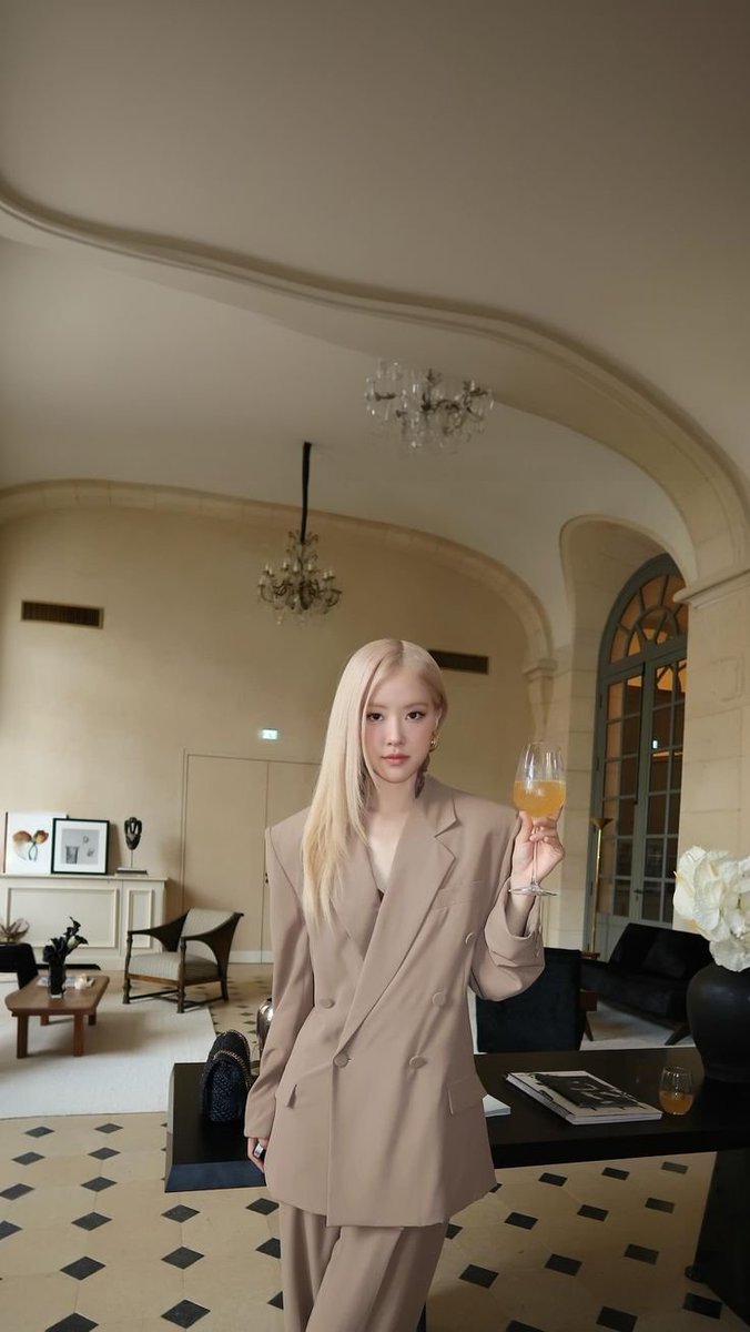 pinkshlvy's tweet photo. Rosè in suits >>>>> https://t.co/Du3lqFEa4X