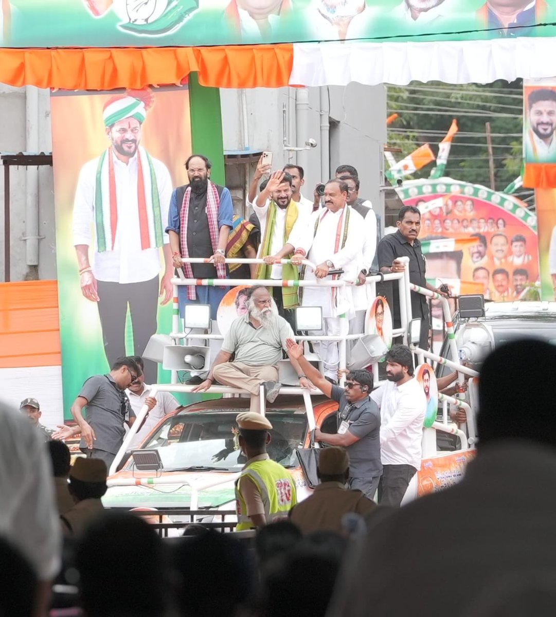 ImJaggaReddy's tweet photo. సంగారెడ్డిలో జరిగిన స్మార్ట్ రేషన్ కార్డ్స్ పంపిణీ కార్యక్రమంలో స్పెషల్ జగ్గారెడ్డి..

#Jaggareddy #Sangareddy #CMRevanthReddy #Congress #CMrevanthReddySpeech https://t.co/58AdPkKhKy