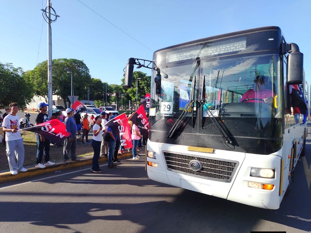 elcaitenic's tweet photo. Familias Chinandeganas reciben con alegría la llegada de una nueva flota de buses Yutong.
#15deagosto
#elcaite https://t.co/SKtEKm4n4T