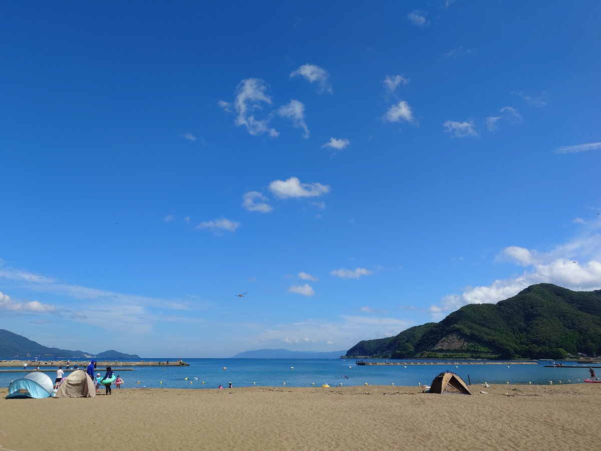 Timecanwait_'s tweet photo. 4人の孫を連れて海へ。
笑い声ときらめく太陽や心地よい夏の風に、とおい昔の夏を思い出しました。
そして…クツクボウシの鳴き声やトンボに
夏の終わりさえ感じました… https://t.co/WW7rqScv7q