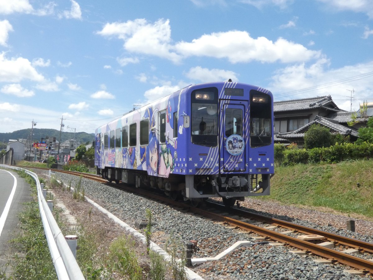 hamanasu24's tweet photo. 天竜浜名湖鉄道と伊豆急行のコラボのヘッドマーク列車

#天竜浜名湖鉄道
#天竜浜名湖線
#TH2100形
#うなぴっぴごー
#音街ウナ 
#伊豆急
#伊豆急行
#蓮台寺ミオ
#蓮台寺ミナト
#蓮台寺ナギサ
#今井浜マオ
#上野部
#金指 https://t.co/hjlbYXeJZR