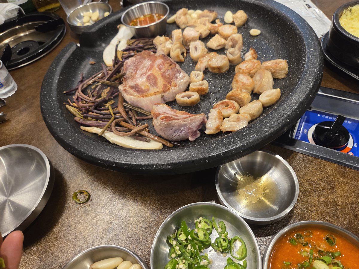 Seoul_number's tweet photo. 드디어 부모님과 오랜만에 외식하러 막창집에 와있어요! 
꿀맛이였습니당!😋
다 아버지께서 사주셨어요! 
역시 대구하면 막창이죠! https://t.co/bvlpvSpqxO