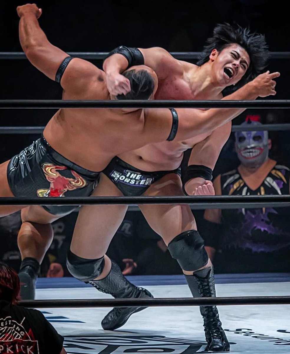 protein901's tweet photo. 桜庭大翔さん、
187cm・100kgのこの巨体。

こんな大男がリングで暴れ回るプロレス迫力ヤバすぎるだろ。 https://t.co/mR6aTm743M